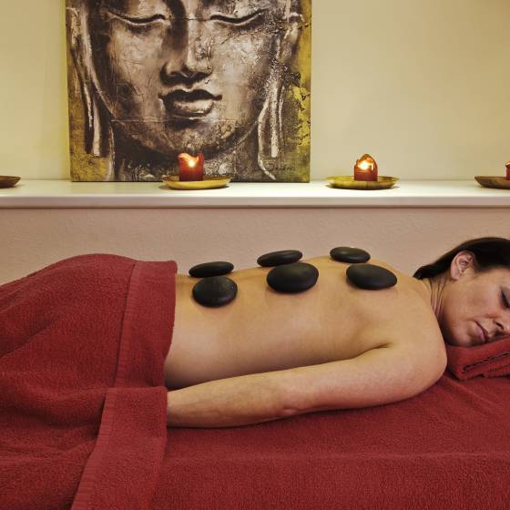 Frau erhält eine Hot Stone Massage