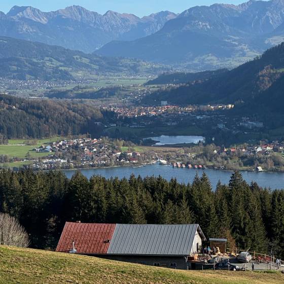 Blick auf einen See und die Allgäuer Alpen