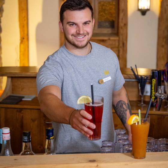 Barkeeper serviert Getränke