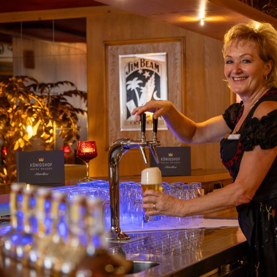 Barkeeperin zapft ein Bier