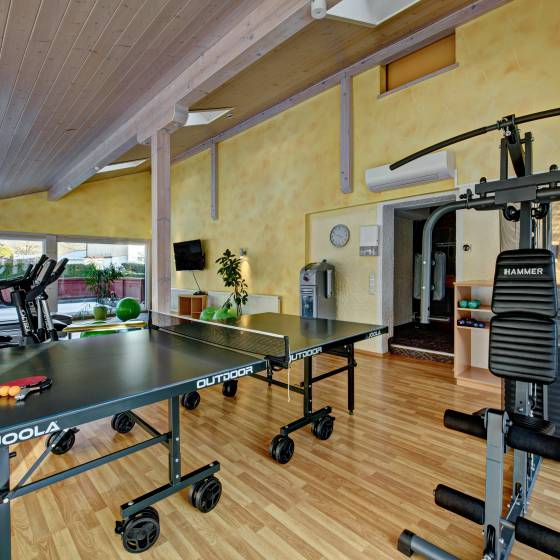 Fitnessraum mit Tischtennisplatte