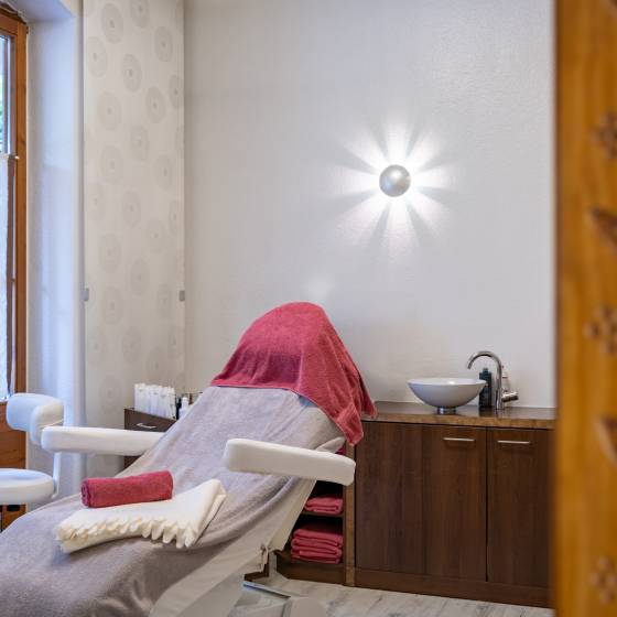 Innenansicht Behandlungsraum mit Liege und Waschbecken