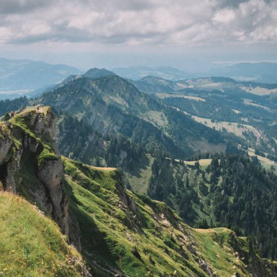 Panoramablick über die Allgäuer Alpen im Sommer