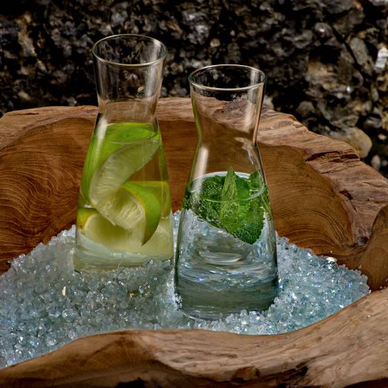 Wasserkaraffen mit Limette und Minze im SPA