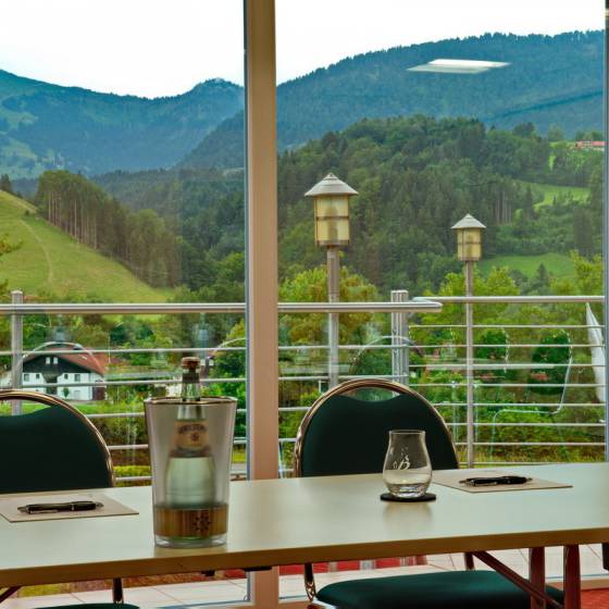 Tagungsraum mit Panoramafenster und Blick auf Oberstaufen