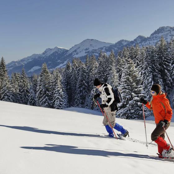 Mann und Frau beim Schneeschuhwandern in den Allgäuer Alpen